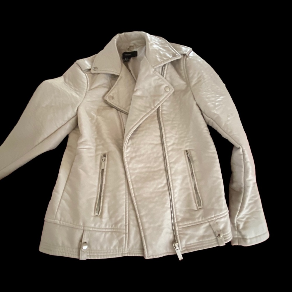 Forever21 off white faux leather moto jacket Textured EUC. Size M